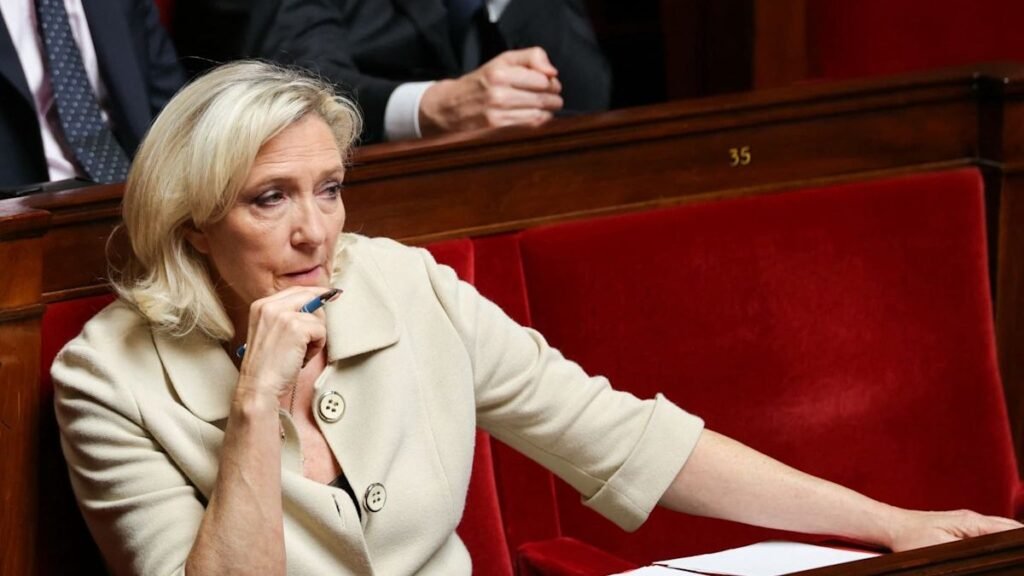Marine Le Pen veut interdire le voile islamique : un projet qui divise et interroge