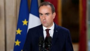Lecornu face aux lycéens et au carburant