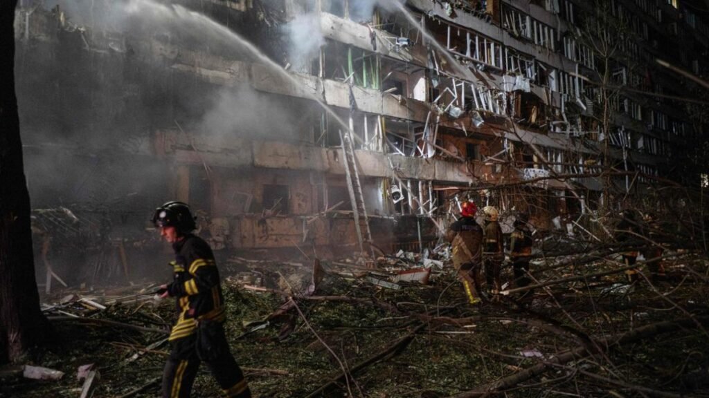 Frappes russes sur Kiev : six morts, énergie ciblée malgré Trump