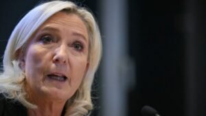 Le Pen à Bruxelles : un bras de fer sans alliés