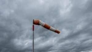 Tempête Austen frappe la Bretagne avec des rafales extrêmes