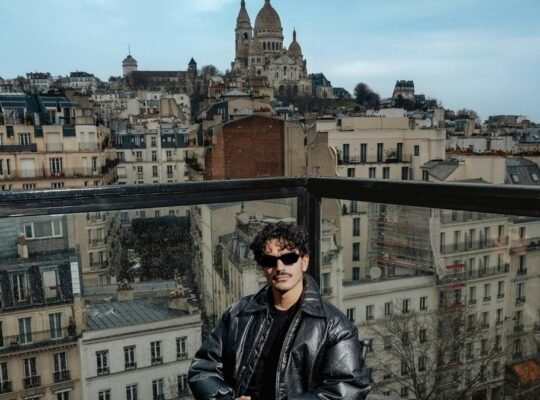 Ismatricule à Paris, devant le Sacré-Cœur de Montmartre